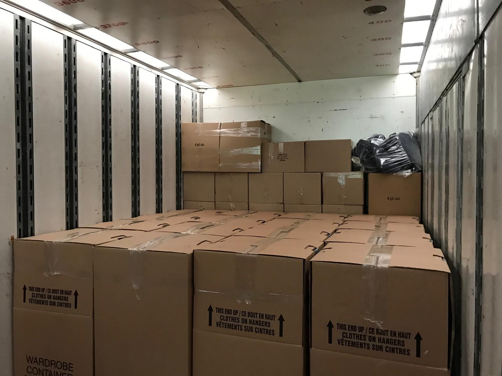Camion rempli de boîtes identiques, identifiées et empilées en rangées