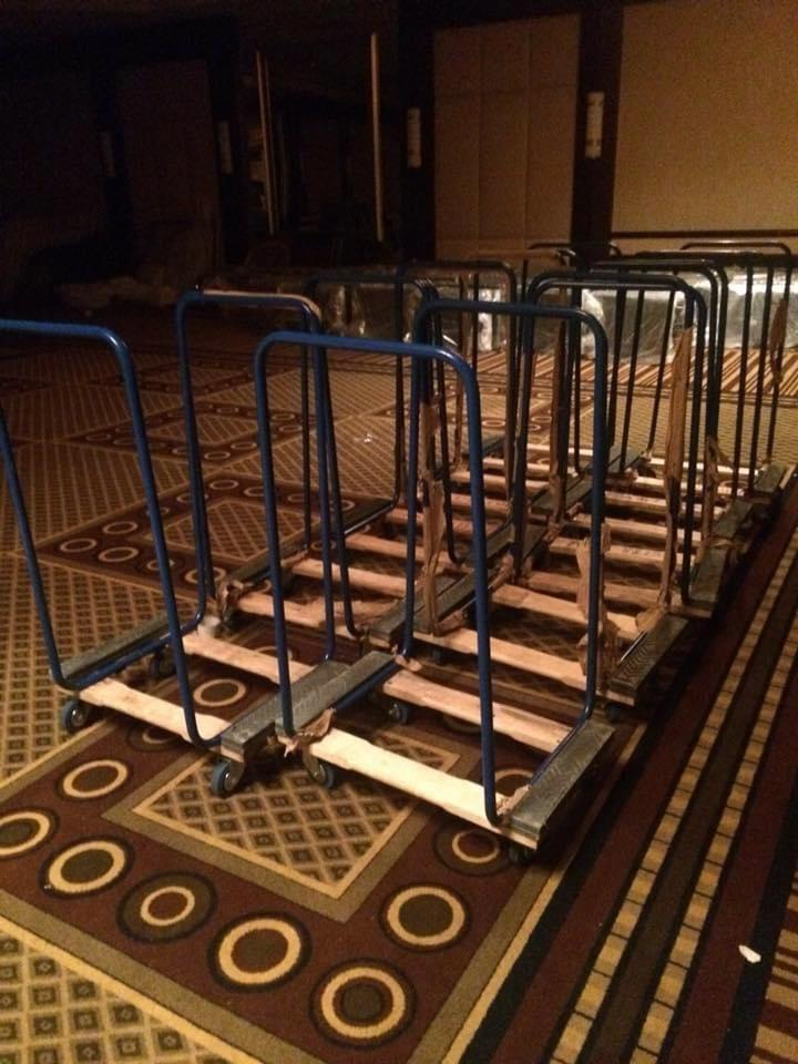 Chariots de plateforme alignés dans une salle d'hôtel avant le déménagement
