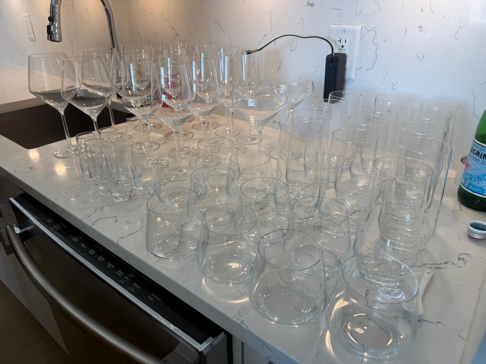Service complet de verres et de coupes en cristal sorti et aligné sur le comptoir avant l'emballage