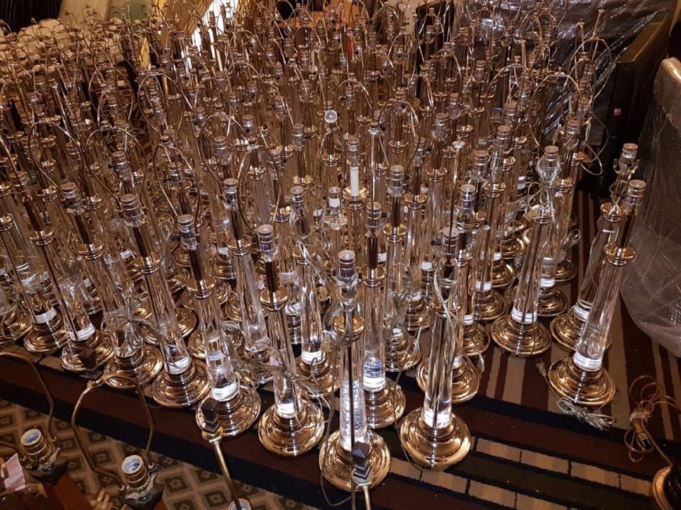 Centaines de bases de lampes en cristal préparées pour un déménagement commercial