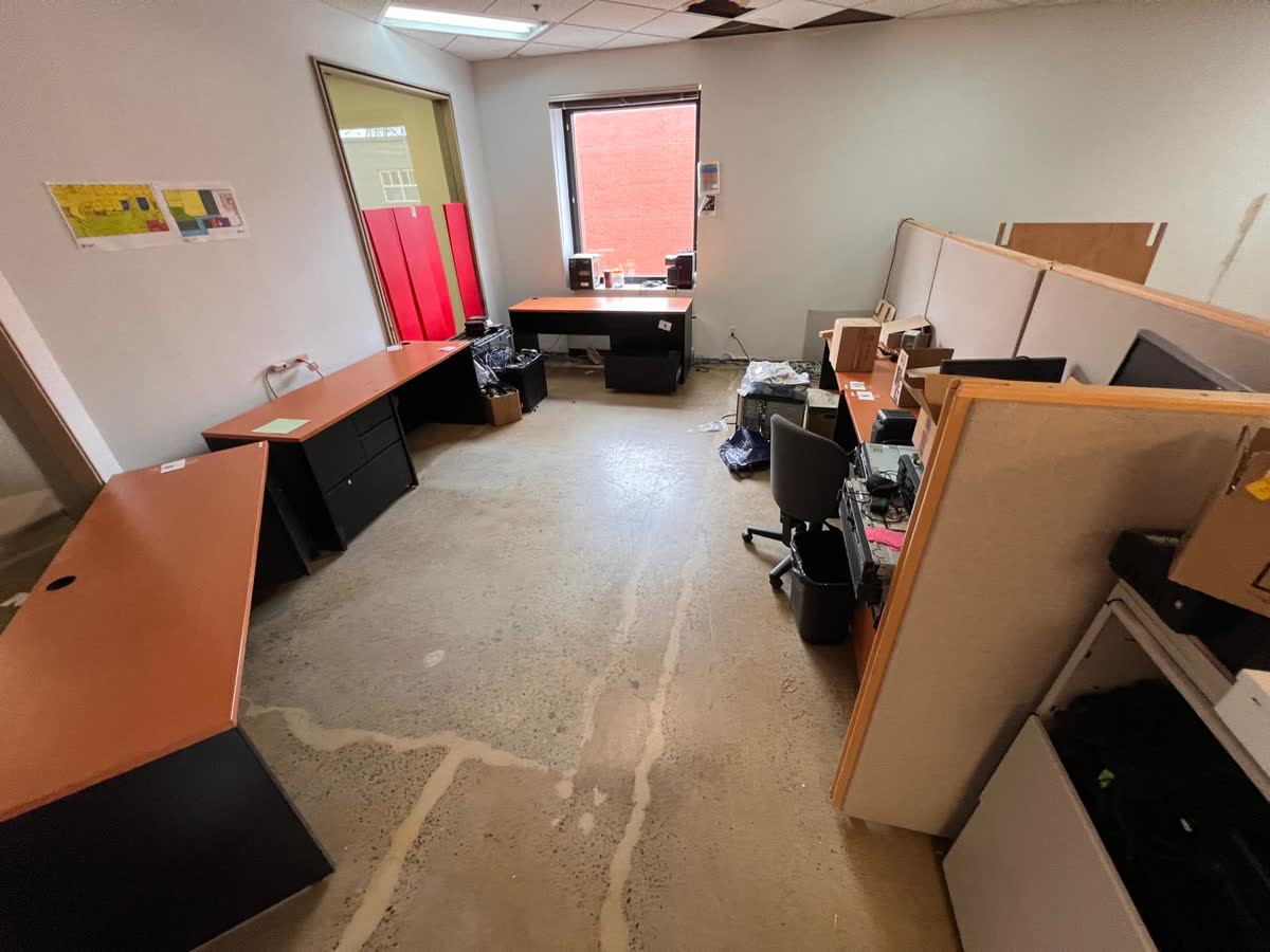 Bureau en cours de vidange : pupitres et cloisons démontés