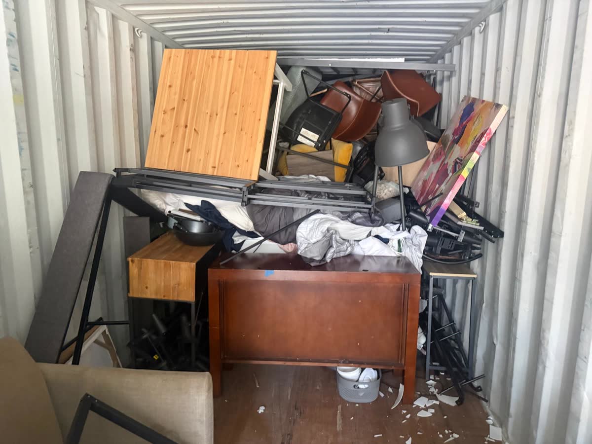 Conteneur chargé de meubles et d'un bureau après un débarras