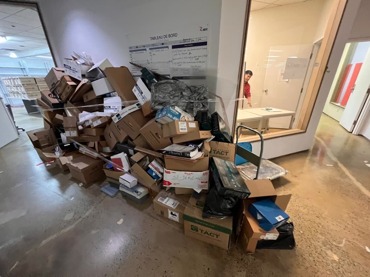 Corridor de bureau bloqué par un amoncellement de boîtes