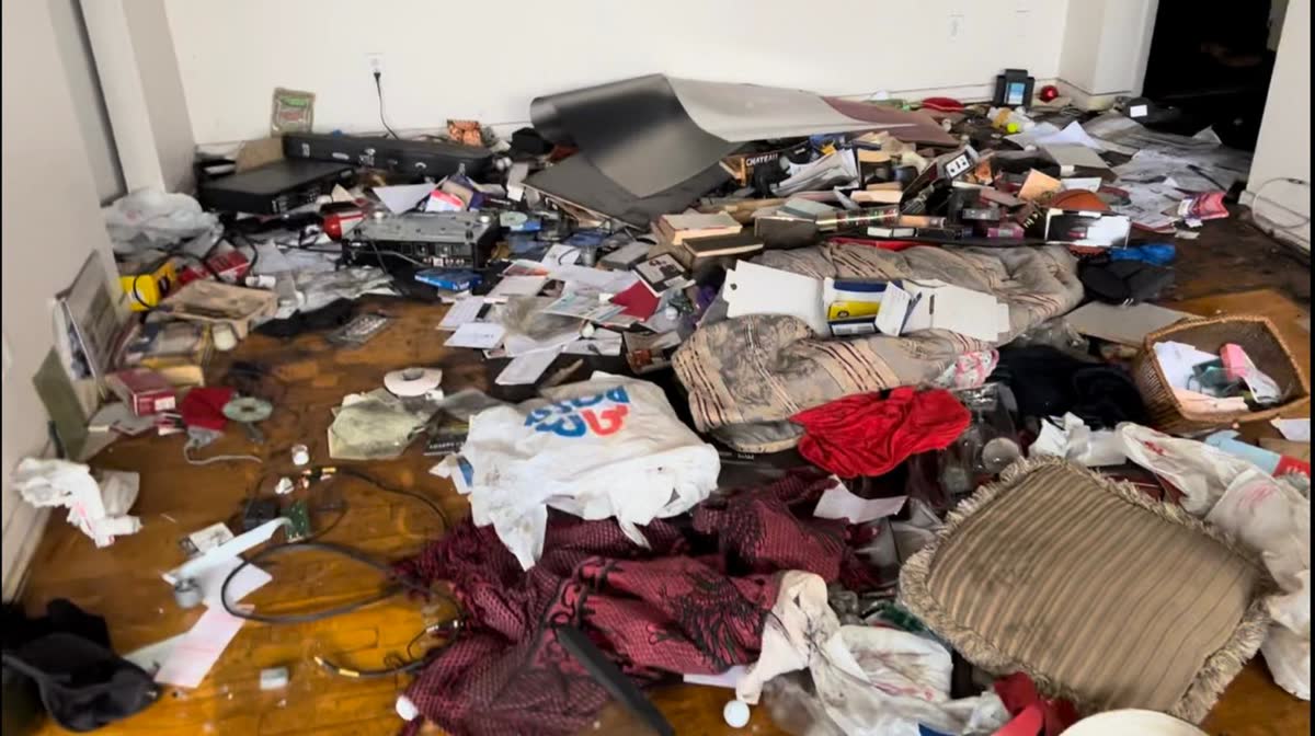 Literie, vêtements et effets au sol dans une chambre à vider