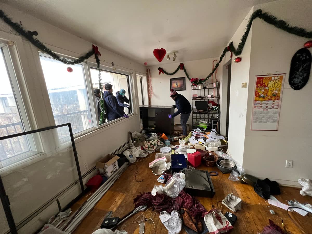 Logement à vider, l'équipe au travail parmi les effets