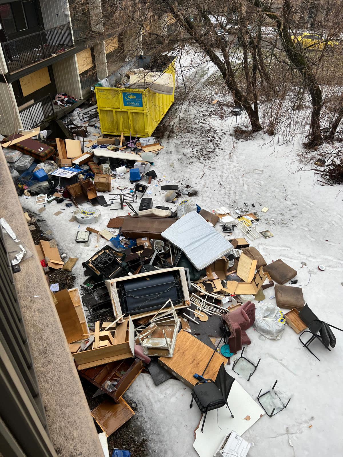 Ramassage d'encombrants à l'extérieur en hiver