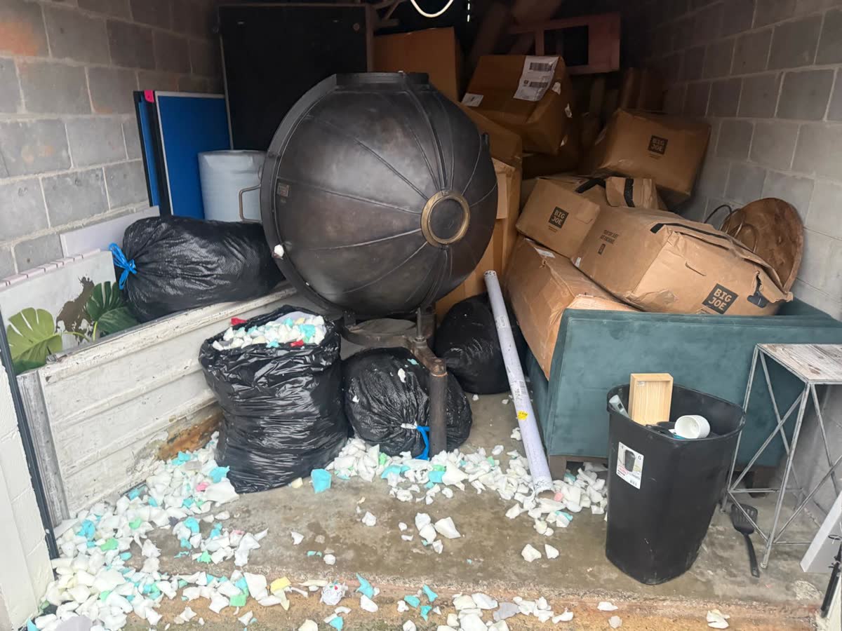 Sous-sol rempli de sacs, de boîtes et d'objets accumulés