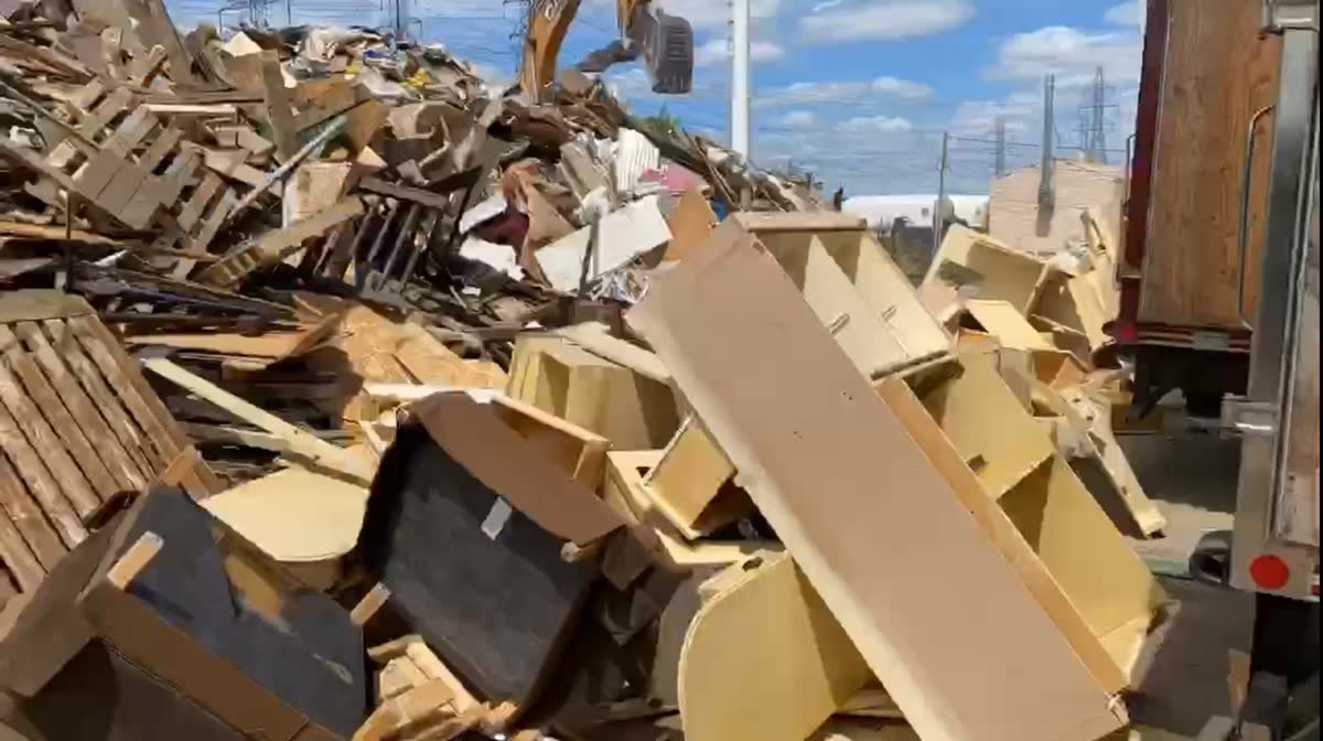 Gros tas de meubles et de débris de bois prêts à être chargés
