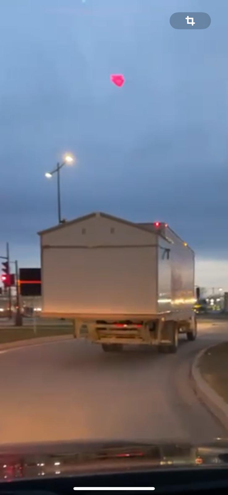 Cabanon complet transporté sur une remorque à plateau