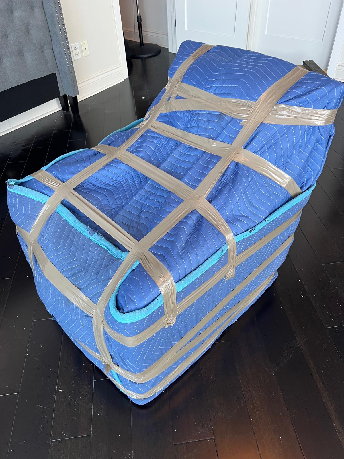Fauteuil emballé et sécurisé avec l'équipement de déménagement