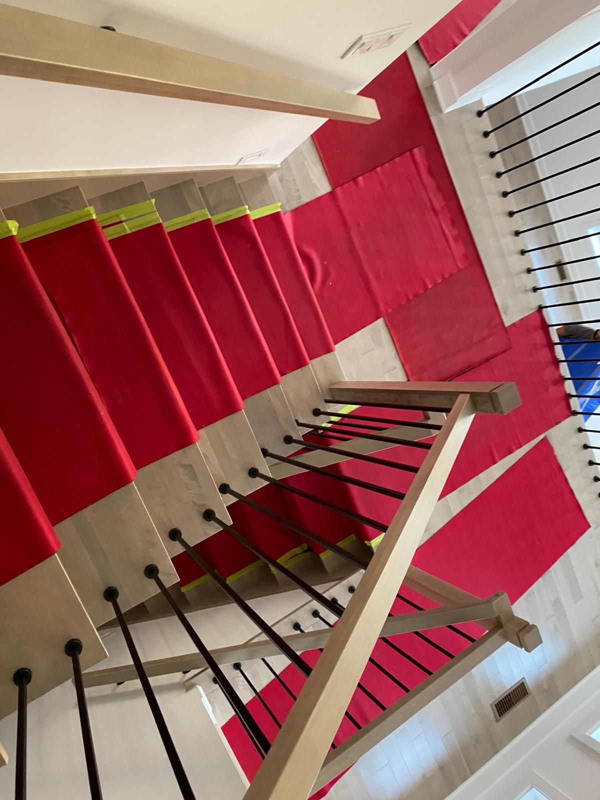 Escalier et planchers protégés par des tapis avant un déménagement