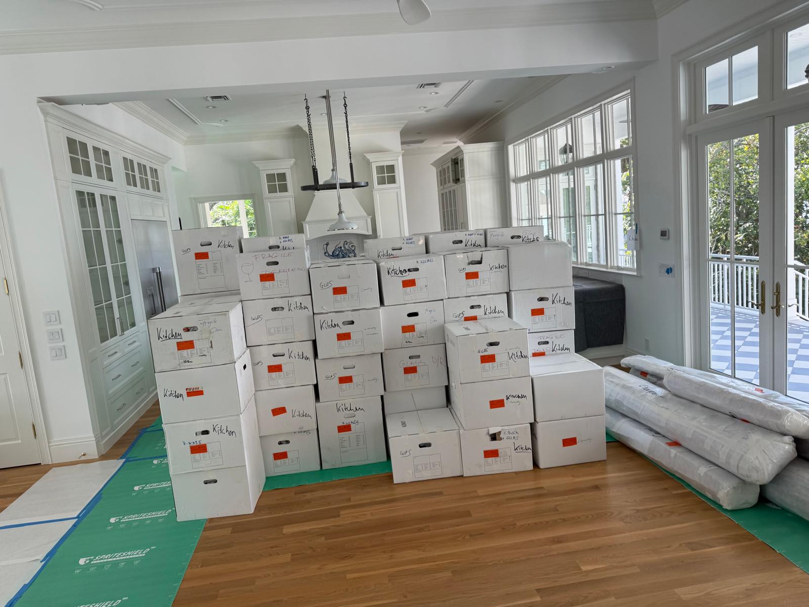 Boîtes identifiées pièce par pièce sur un plancher protégé