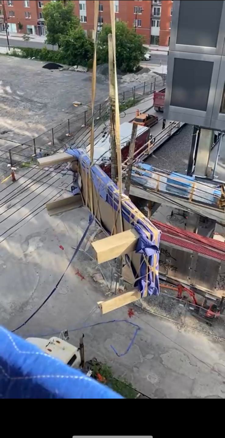 Levage d'un meuble emballé et protégé vers un étage supérieur