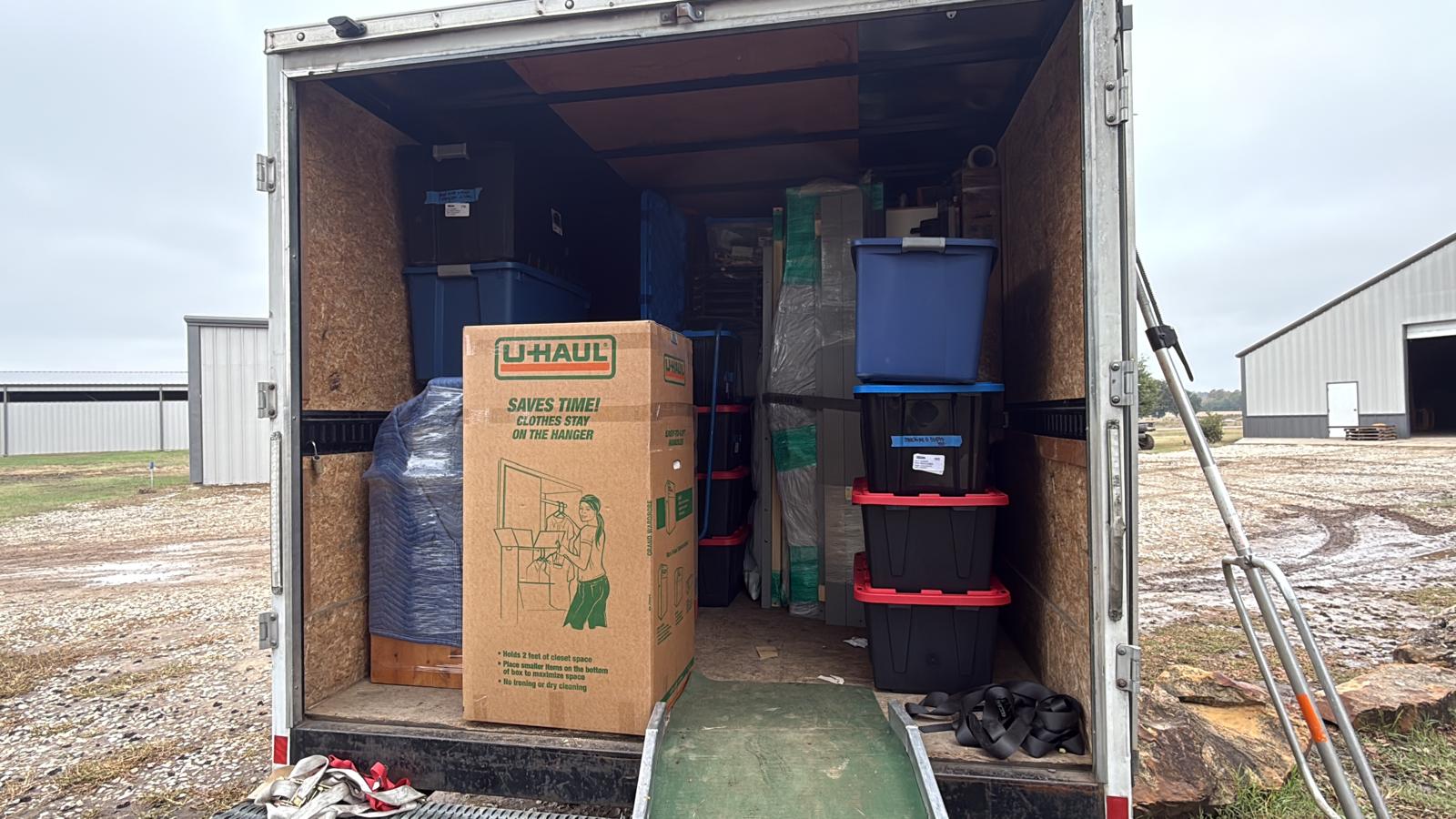 Camion chargé de boîtes et de bacs pour un petit déménagement