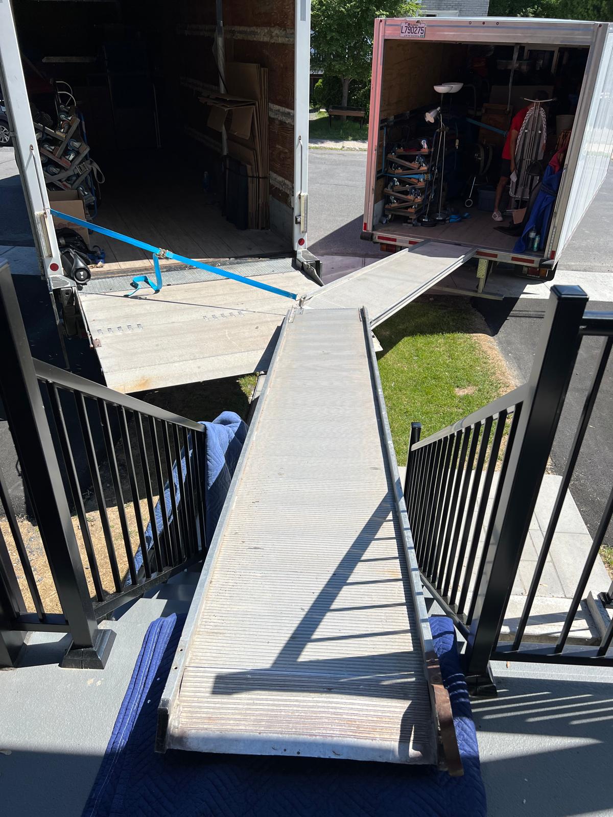 Rampe installée par-dessus l'escalier extérieur jusqu'au camion